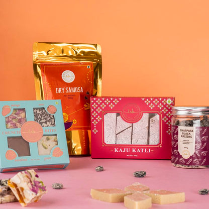 THE SWEET BLEND Meetha Chatpata Gift Hamper | Dry Samosa (150 g), Chatpata Black Raisins (150 g), Kaju Katli (250 g) & Crunch Bites | Assorted Mithai & Namkeen Combo Box | Ideal Gift for Raksha Band