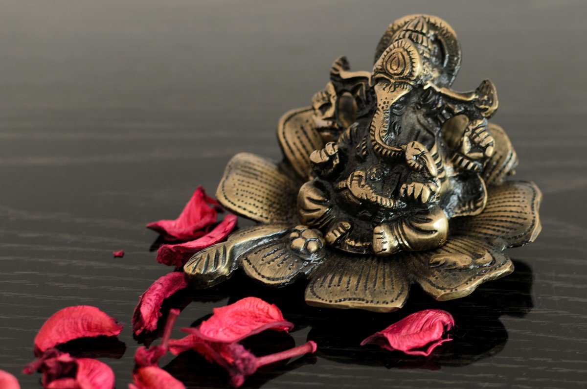 eCraftIndia Metal Lord Ganesha on Flower